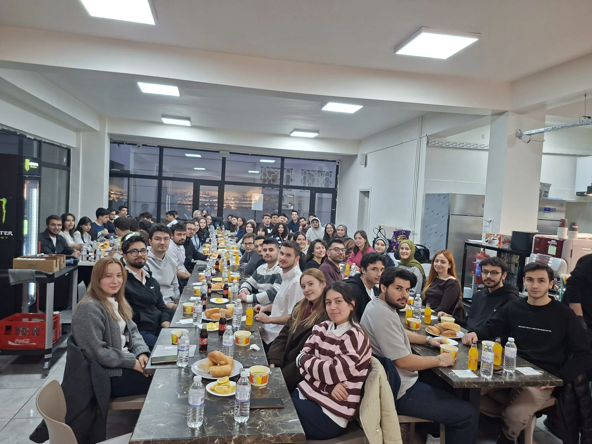 Fakülte kantinimizde Öğretim üyelerimizin katkılarıyla düzenlenen Öğrenci iftarımızdan görüntüler.